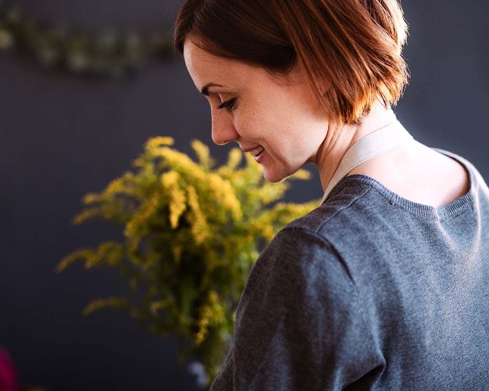 young-creative-woman-in-a-flower-shop-a-startup-o-54JBYFC.jpg